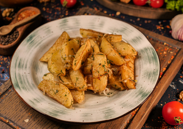 Картофель по-домашнему с грибами и луком.